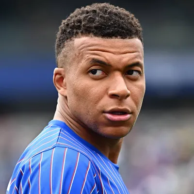 Mbappé presta apoio a Deschamps após falecimento de sua mãe