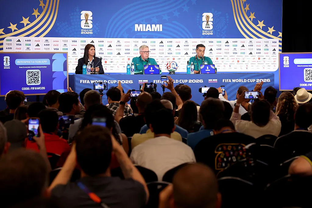 Carlo Ancelotti, técnico da seleção brasileira, participa de uma coletiva de imprensa um dia antes de Escócia x Brasil. (Photo by Leonardo Fernandez/Getty Images)