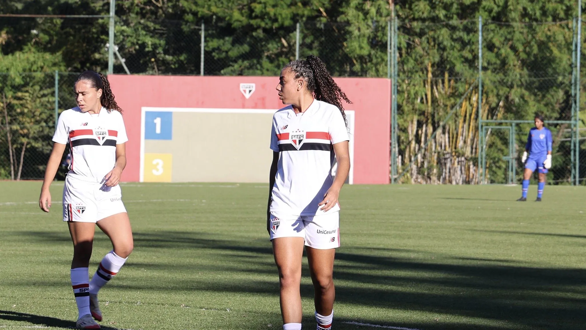 Jogadora do São Paulo em jogo contra a Ferroviária no Paulistão Feminino Sub-20