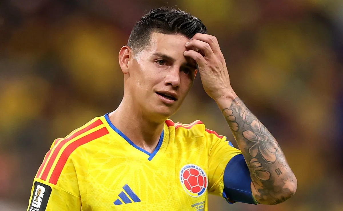James Rodríguez chama atenção ao usar colete de gelo durante Colômbia x Portugal na Copa