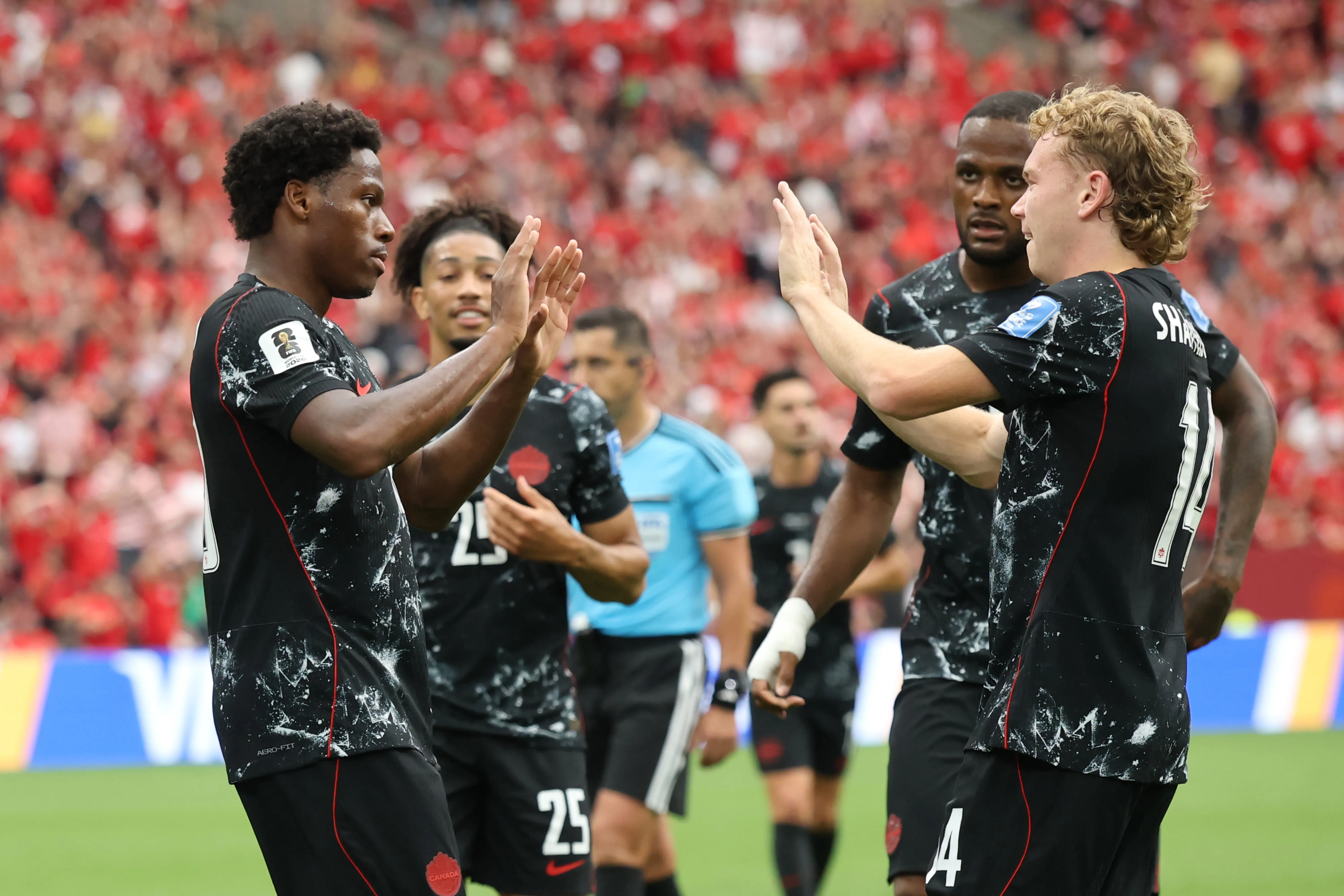 Jonathan David comemora o sexto gol de sua equipe e o terceiro de sua sequência de gols durante a partida entre Canadá e Catar. (Photo by Alex Grimm/Getty Images)
