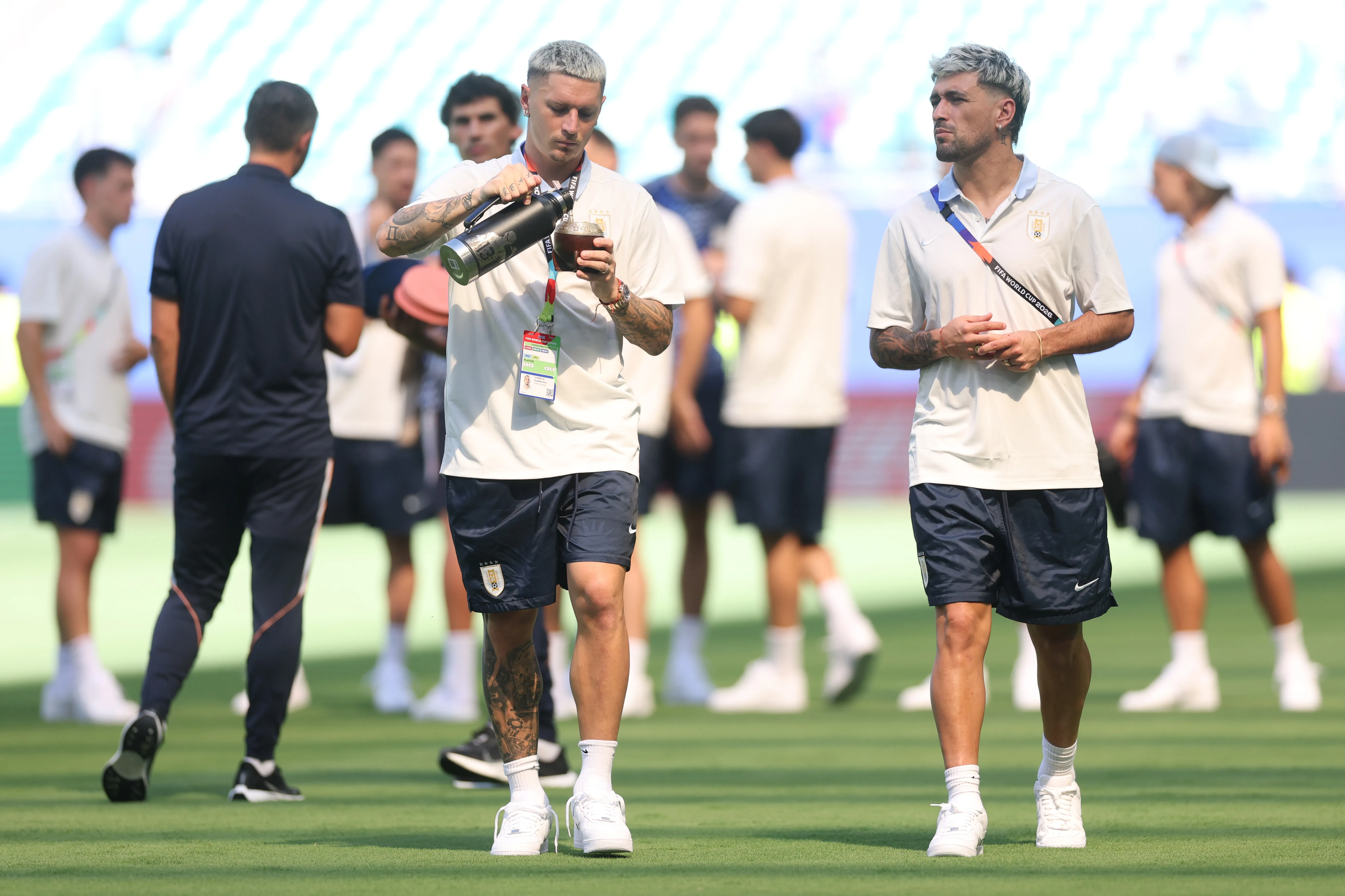 Varela ao lado de Arrascaeta antes de jogo contra Cabo Verde. Foto: Lars Baron/Getty Images)