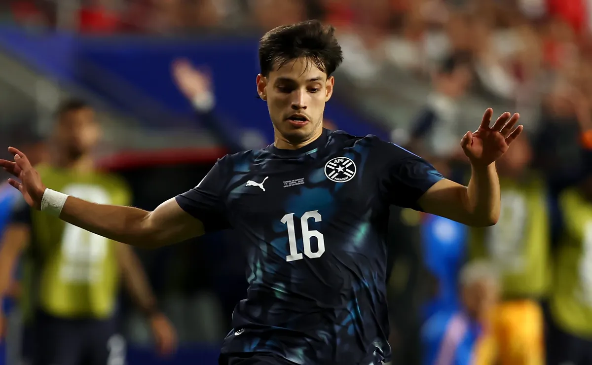 Bobadilla briga para voltar ao time titular em Austrália x Paraguai e disputa com jogador do Palmeiras