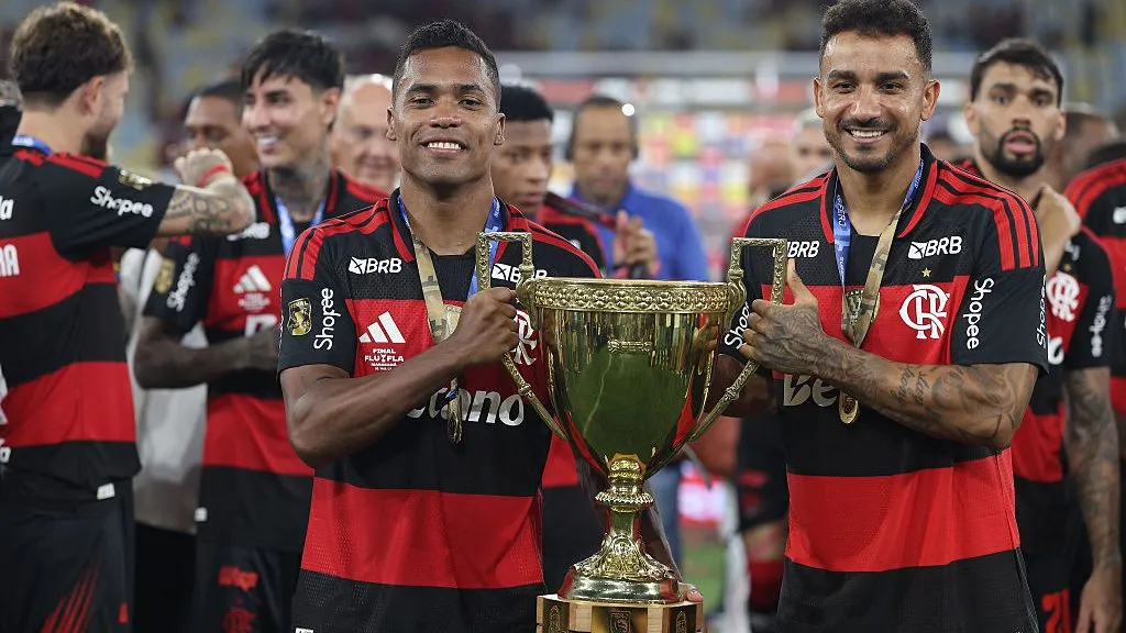 Alex Sandro e Danilo podem formar o trio que quebrará o tabu – (Photo by Wagner Meier/Getty Images)