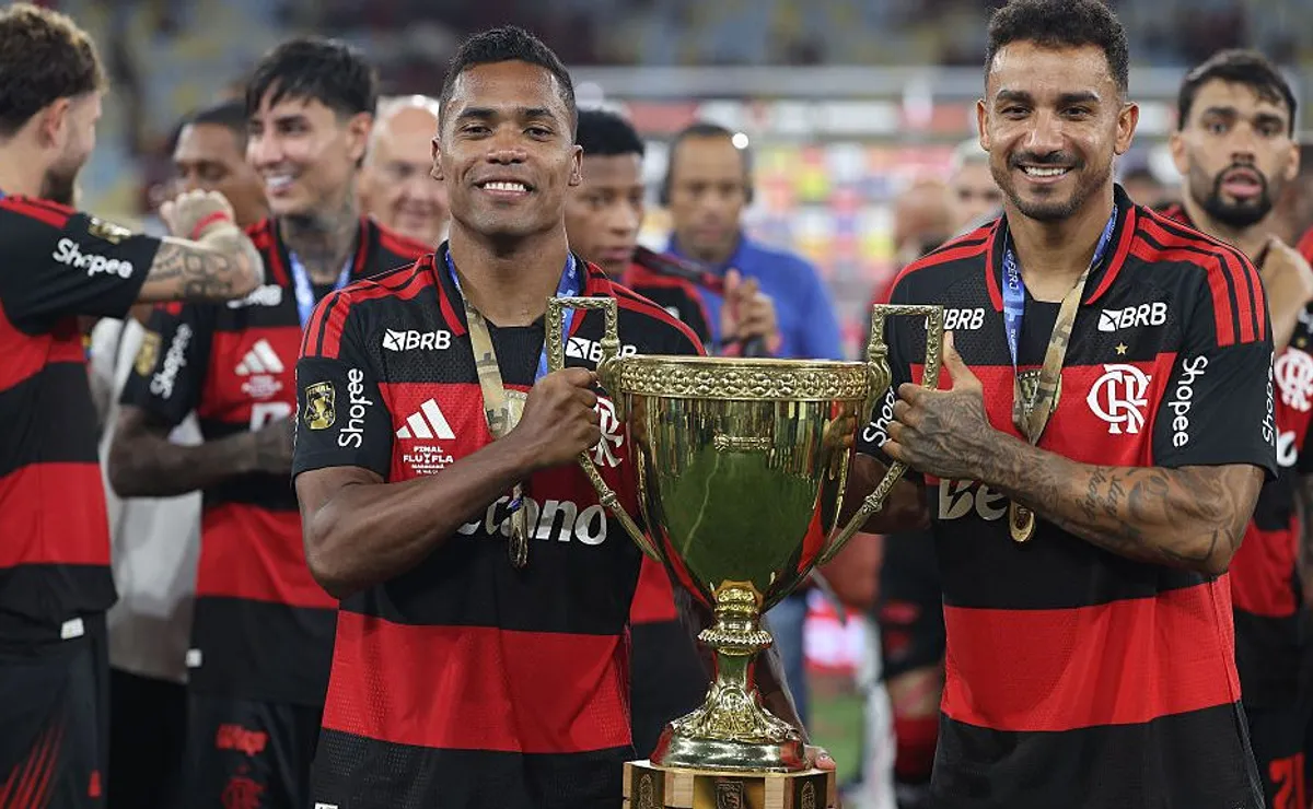 Alex Sandro pode virar zagueiro no Flamengo e clube avalia buscar outro lateral