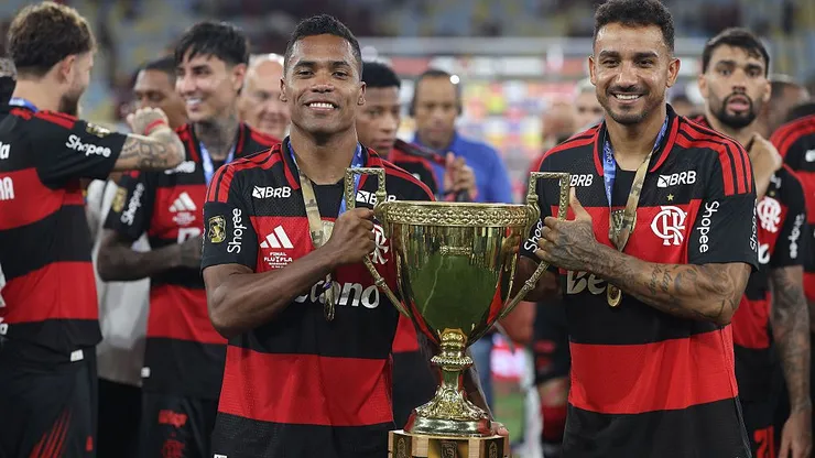 Alex Sandro ao lado de Danilo - Foto: Wagner Meier/Getty Images
