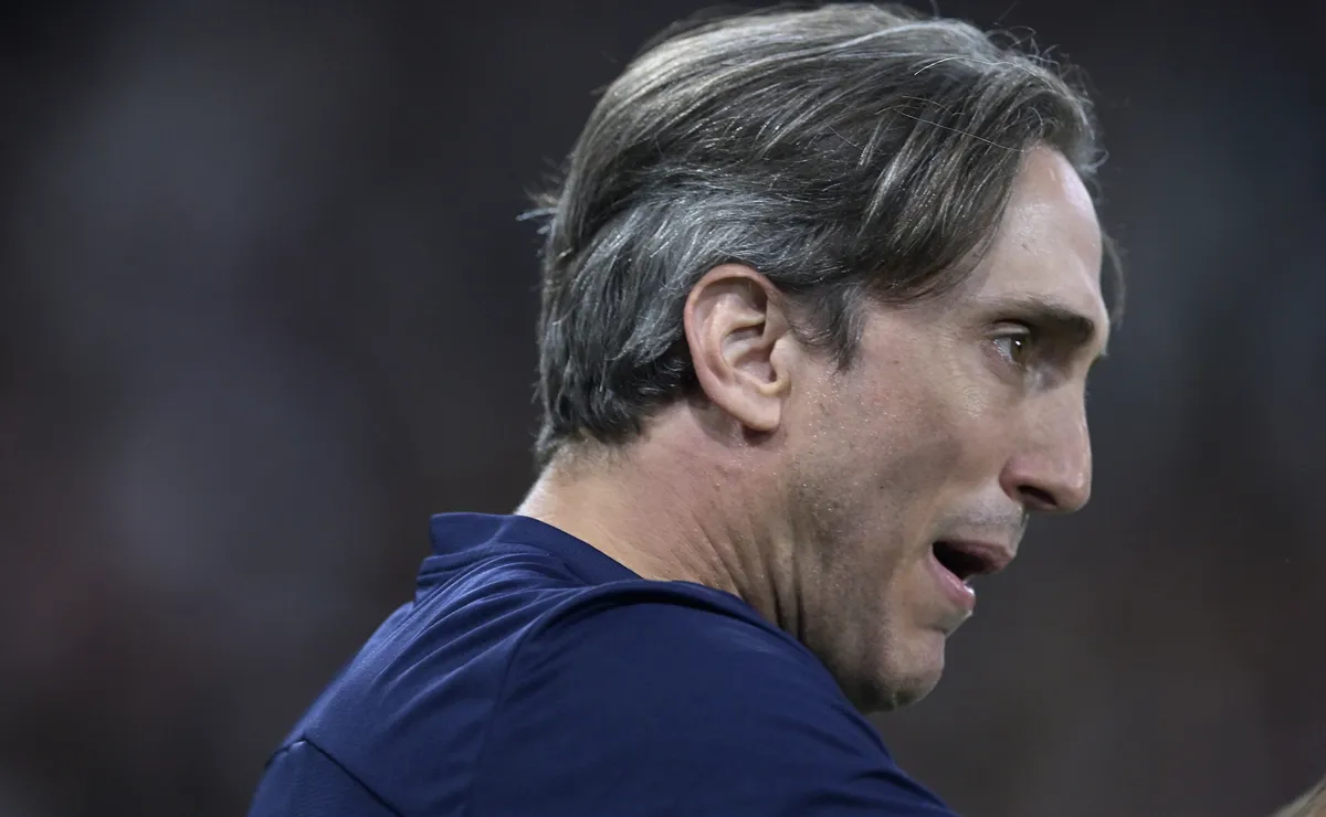 Zubeldía, técnico do Fluminense, entra na mira do Equador para substituir Beccacece após a Copa