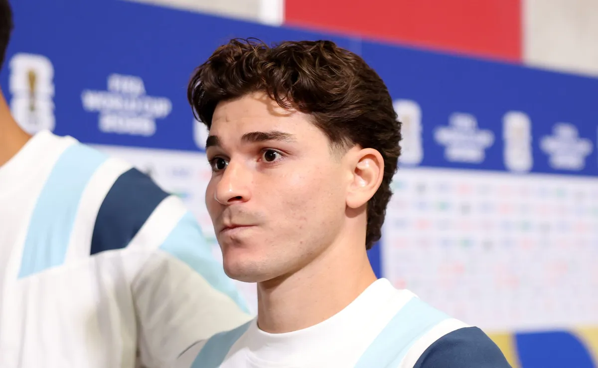 Julián Álvarez se declara a Lionel Messi em postagem emocionante sobre aniversário do craque