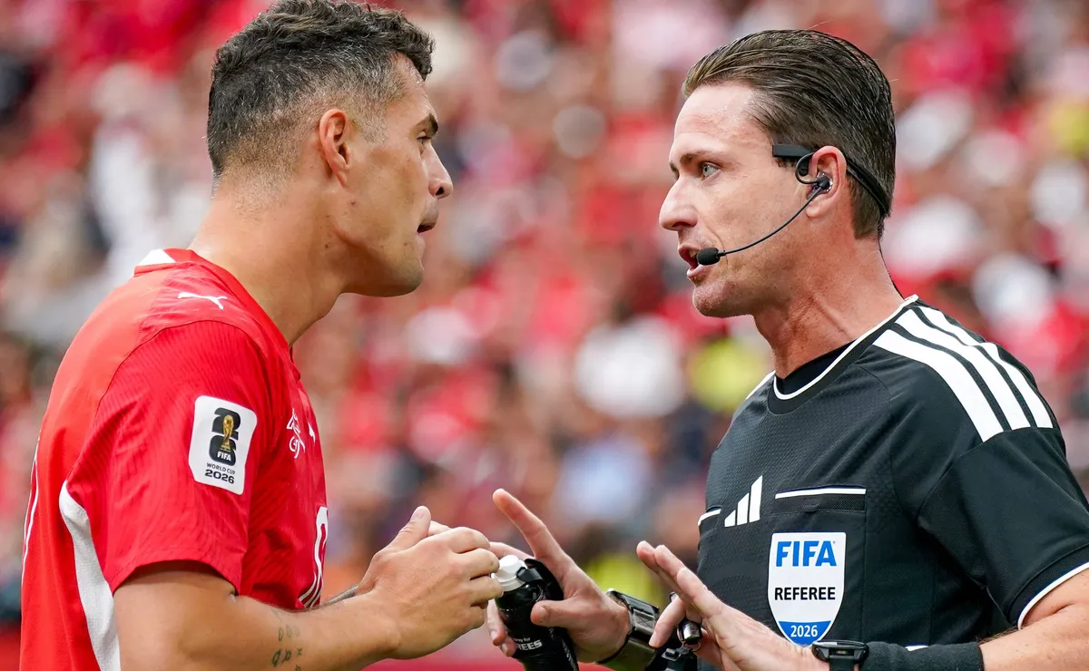 Ramon Abatti Abel dá cartão amarelo para Xhaka e Larin após confusão e decisão na Copa do Mundo chama atenção
