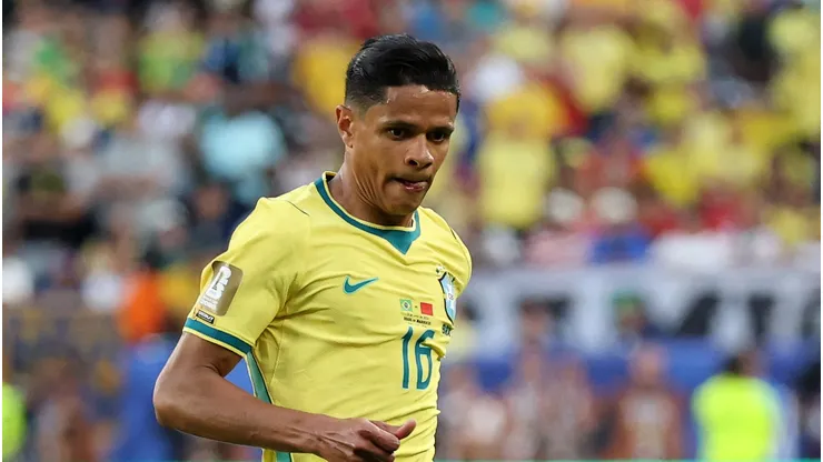 Douglas Santos pode mudar de clube. Foto: Darrian Traynor/Getty Images