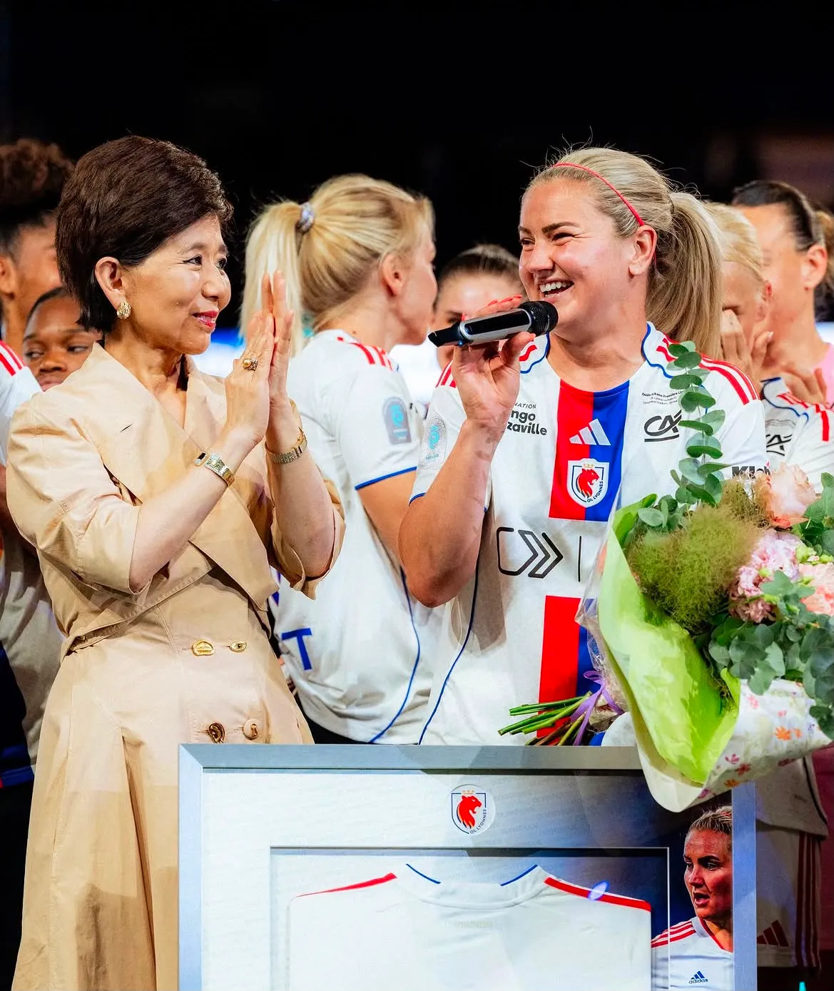 Michele Kang durante homenagem. Foto: @ol.lyonnes/Instagram