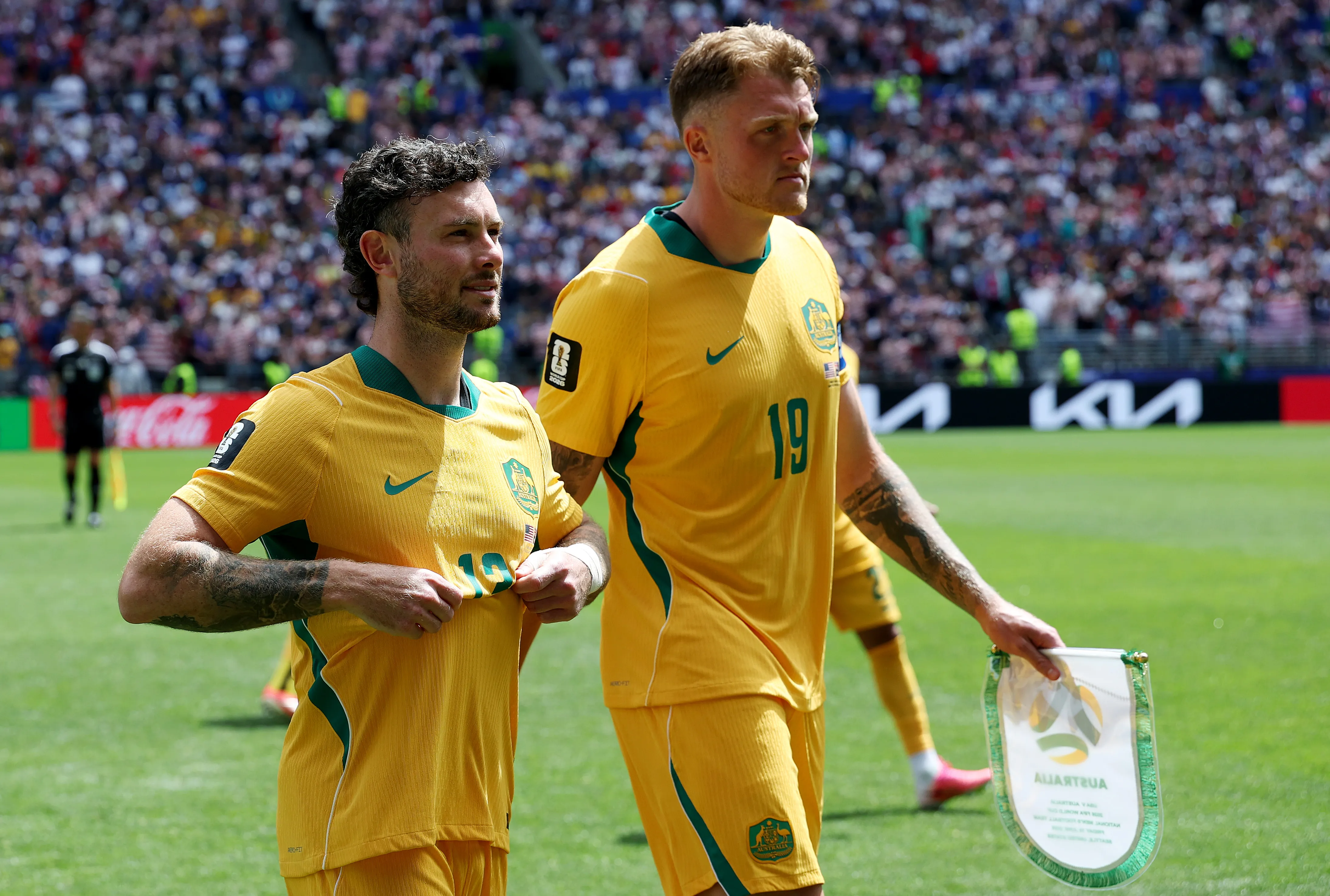 Aiden O’Neill e Harry Souttar da Austrália observam o ambiente antes da partida contra o EUA. (Photo by Emilee Chinn/Getty Images)