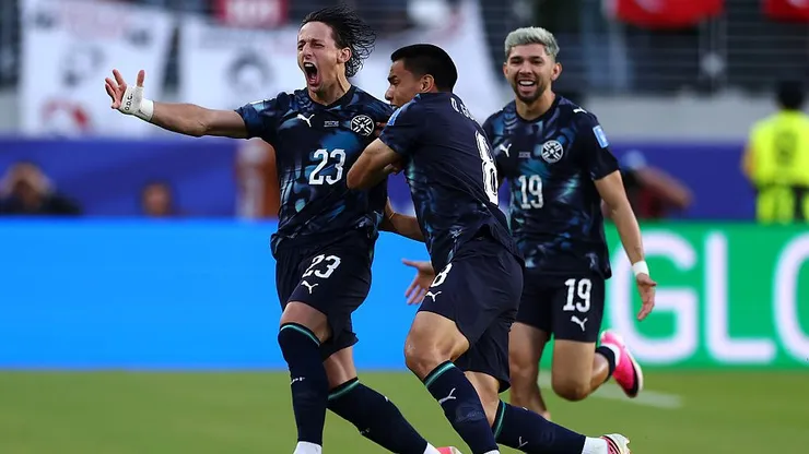Matias Galarza, do Paraguai, comemora com os companheiros de equipe após marcar o primeiro gol do time durante a partida contra a Turquia. (Photo by Dean Mouhtaropoulos/Getty Images)