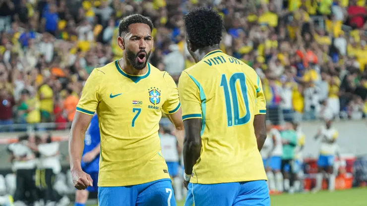 Matheus Cunha e Vini Jr comemoram gol do Brasil diante da Escócia