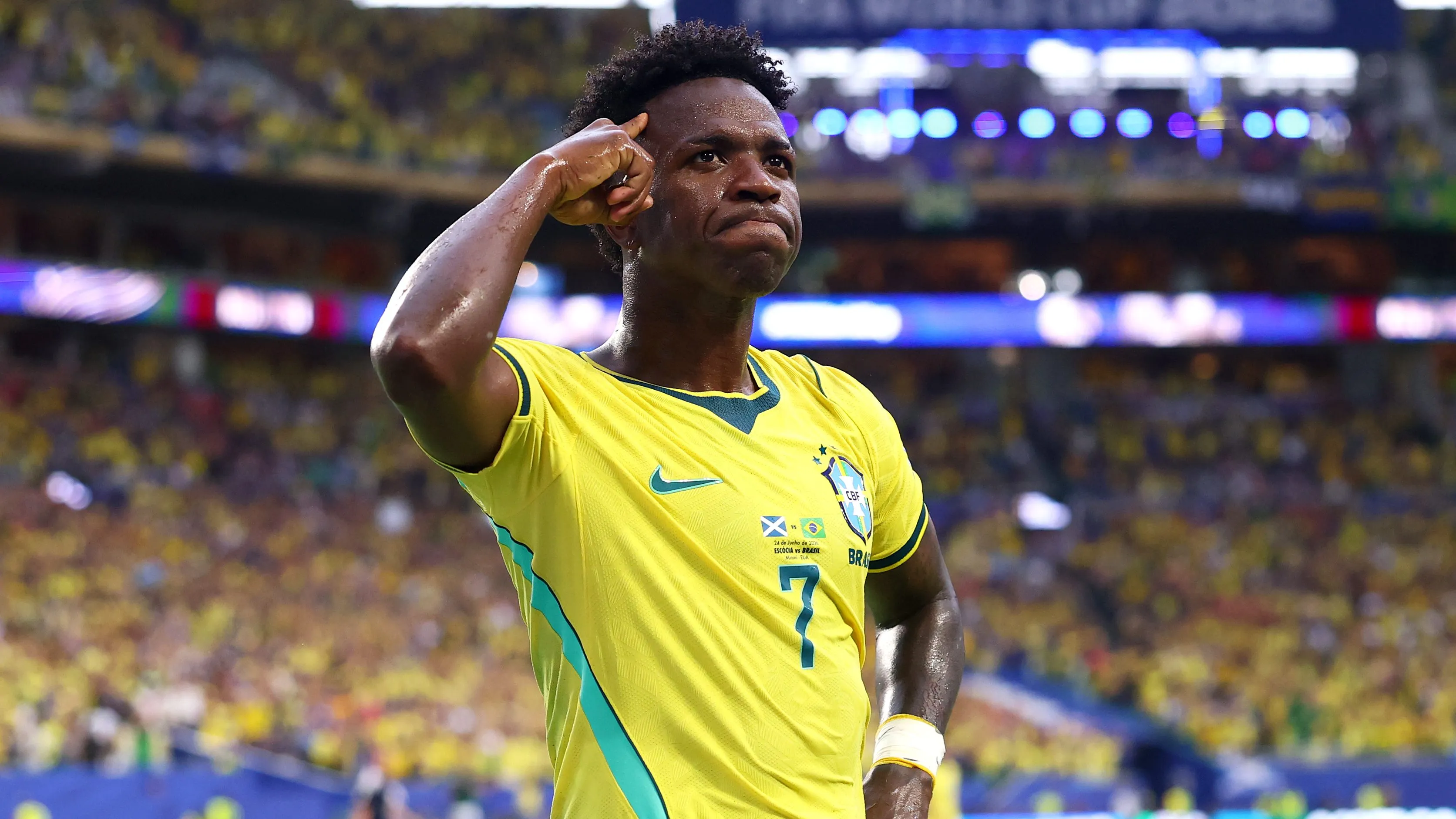 Vini Jr comemorando na Copa do Mundo – Foto: Megan Briggs/Getty Images