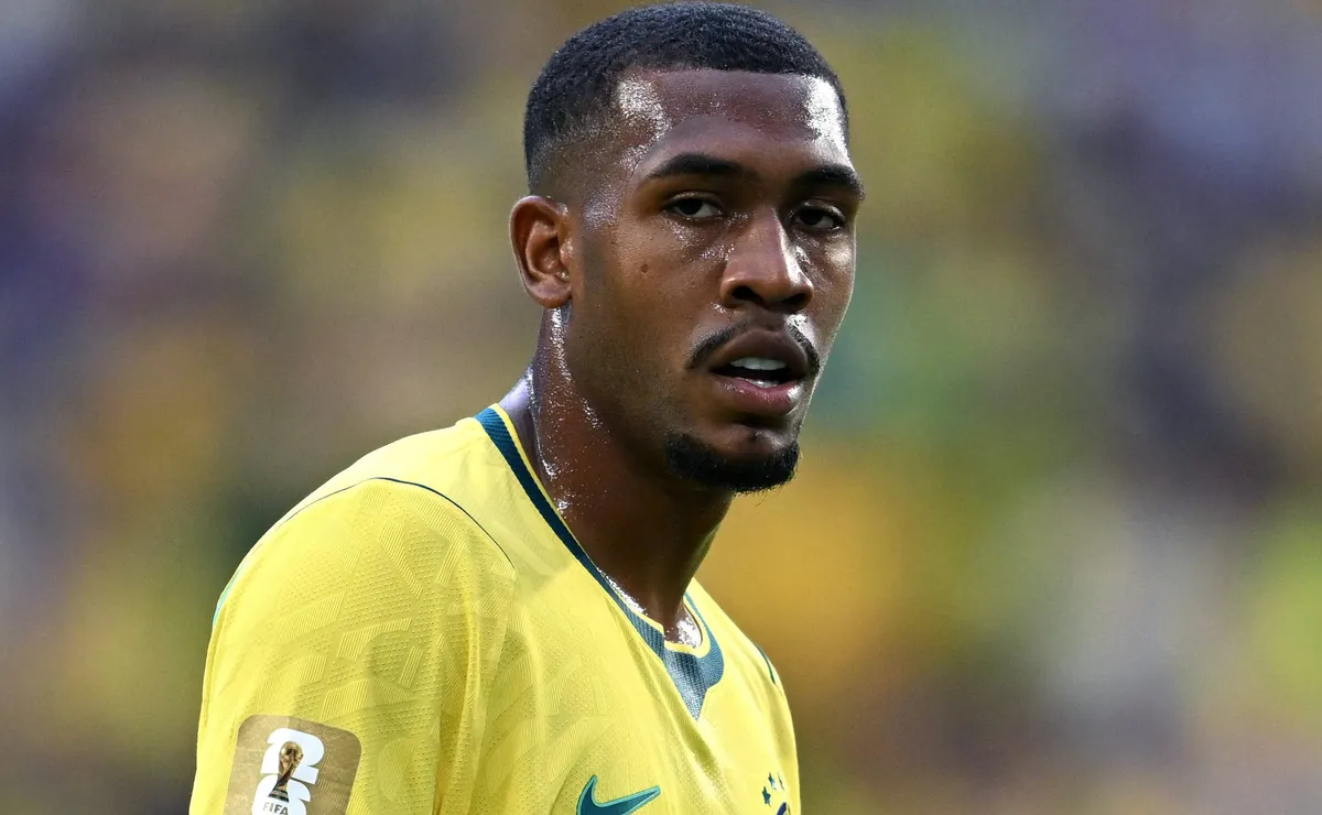 Rayan responde ao desafio de Ancelotti e cria do Vasco se firma como titular da Seleção para mata-mata
