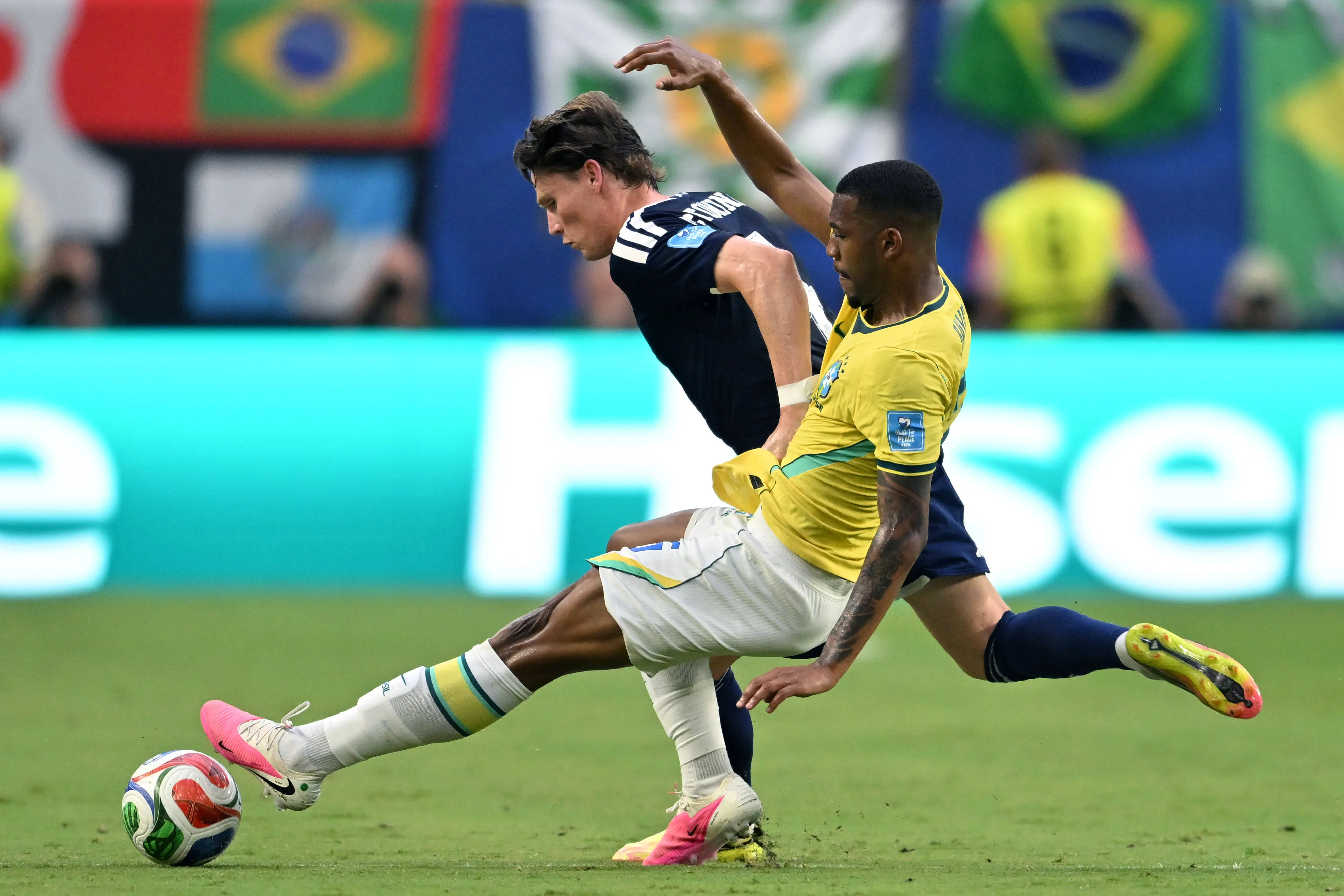 Atacante ex-Vasco roubou a bola do zagueiro em lance que originou o primeiro gol do Brasil diante da Escócia – Foto: IMAGO / Gribaudi/ImagePhoto