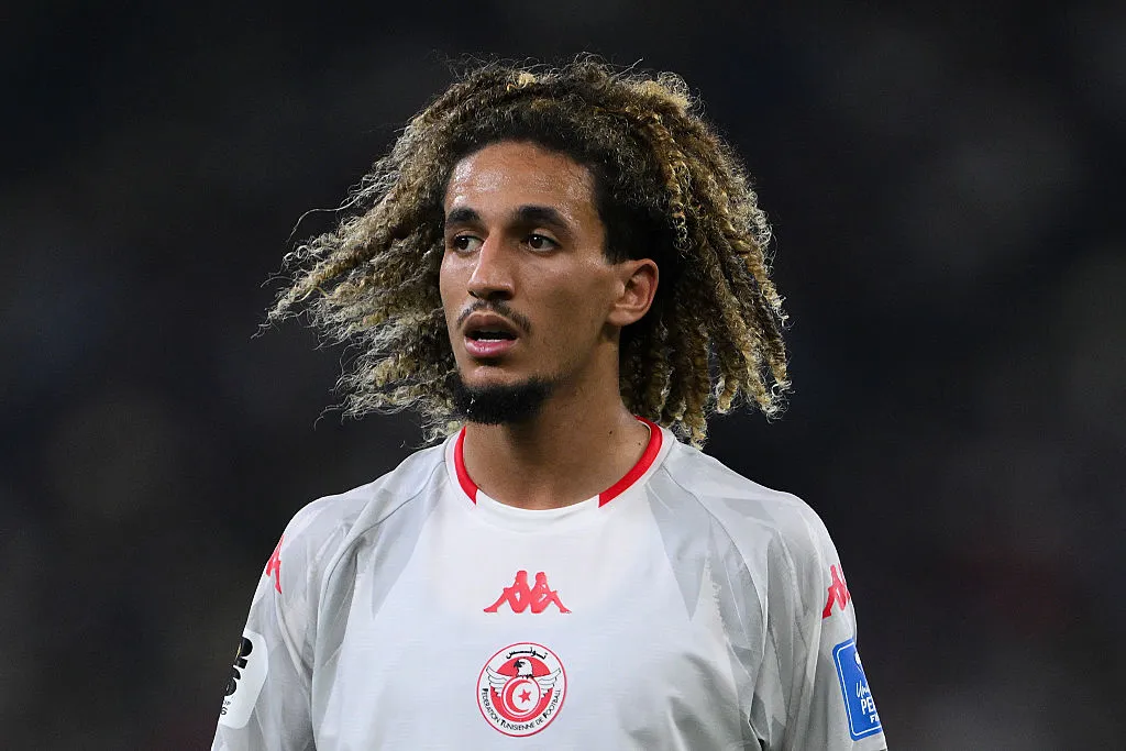 Hannibal Mejbri, da Tunísia (camisa 10), observa a partida do Grupo F da Copa do Mundo da FIFA 2026 entre Tunísia e Japão. (Photo by David Ramos/Getty Images)