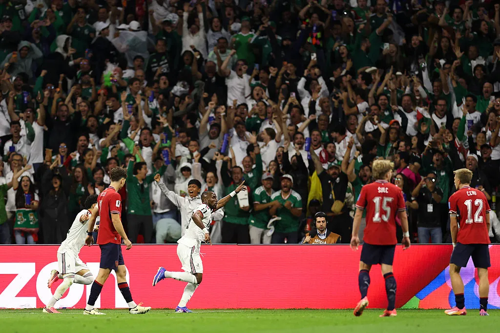 Julián Quiñones comemora o segundo gol de sua equipe durante a partida da Copa do Mundo entre Tchéquia e México. (Photo by Molly Darlington/Getty Images)