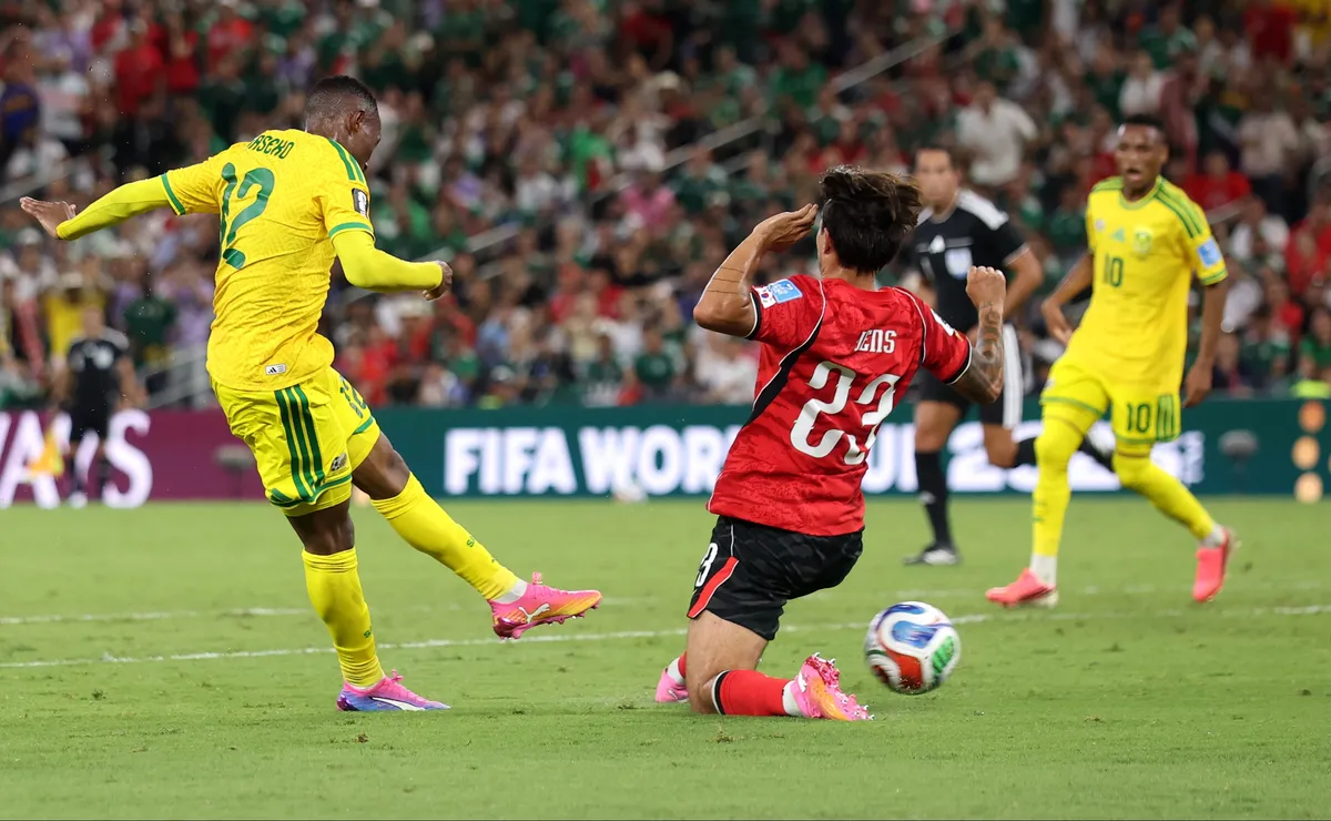 Maseko marca golaço e vira herói em classificação histórica da África do Sul na Copa do Mundo