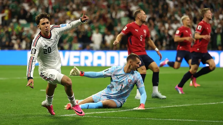 Mateo Chavez comemora o primeiro gol de sua equipe durante a partida da Copa do Mundo entre Tchéquia e México. (Photo by Lars Baron/Getty Images)