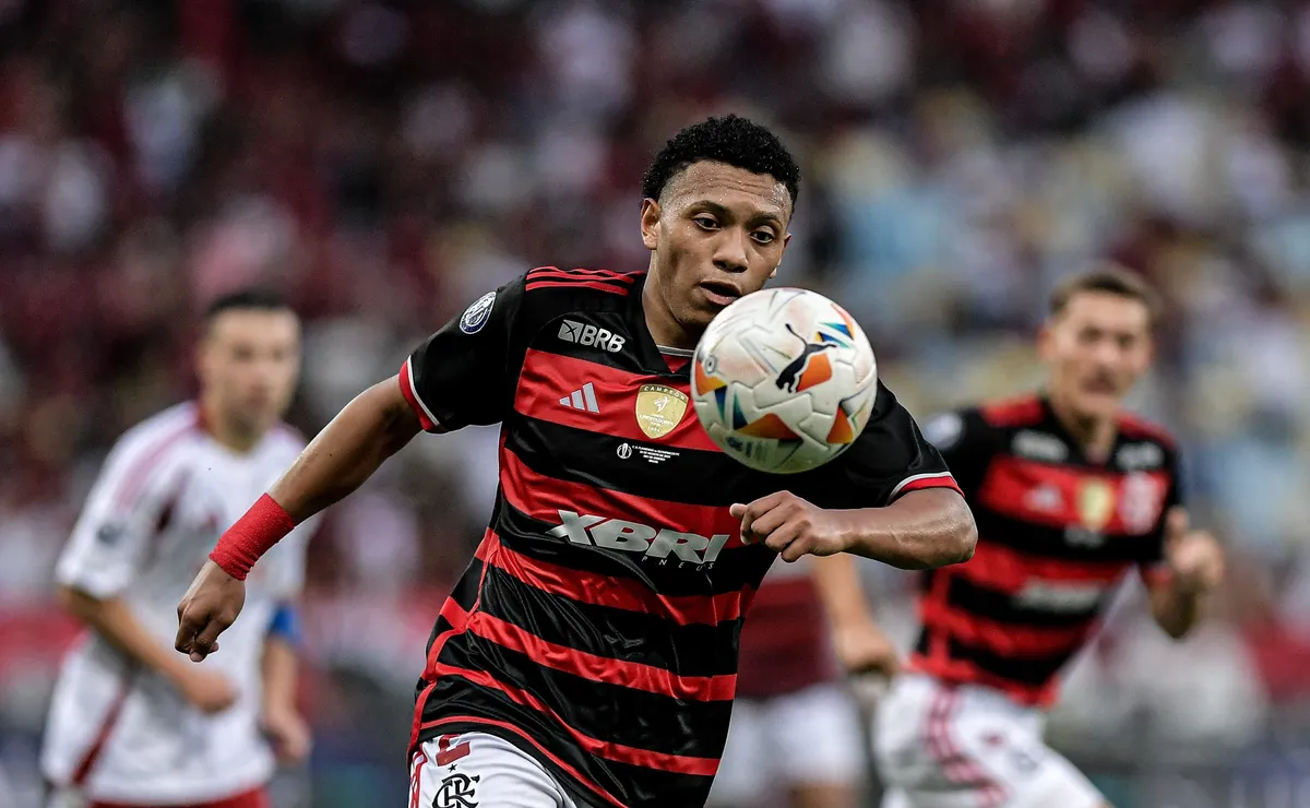 Possível saída de Emerson Royal abre caminho para Daniel Sales no Flamengo
