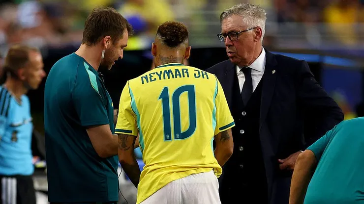 Carlo Ancelotti conversa com Neymar no duelo contra Escócia - (Photo by Robert Cianflone/Getty Images)