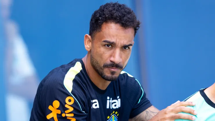 Danilo jogador do Selecao Brasileira durante chegada do time para treino no Centro de Treinamento CT Columbia Park.
