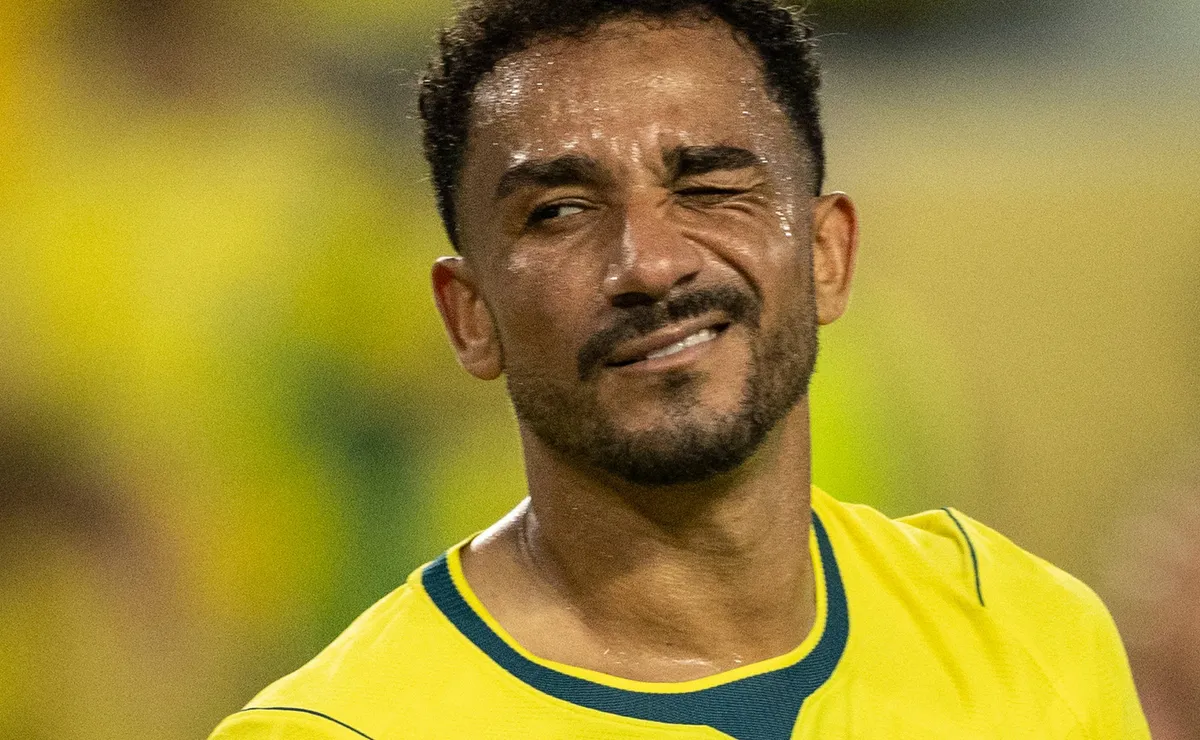 Danilo assume lateral do Brasil e se consolida com Ancelotti na Copa