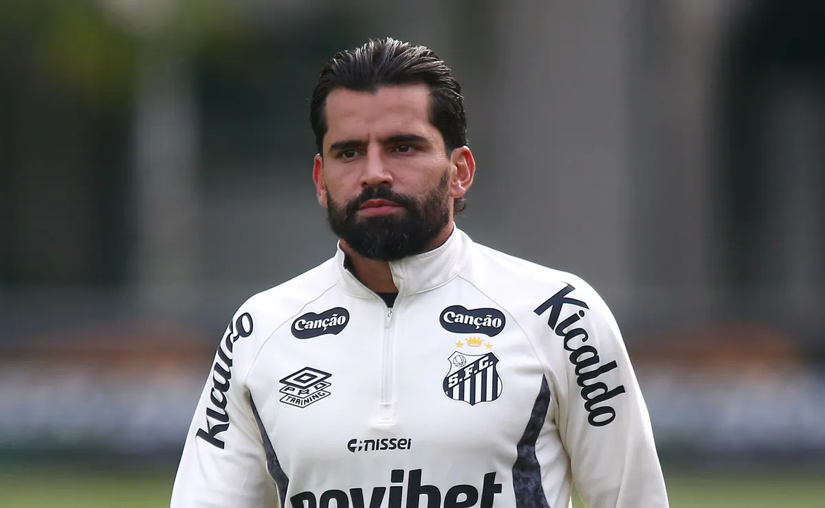 Rincón rescinde com o Santos e deixa somente dois remanescentes do rebaixamento no elenco