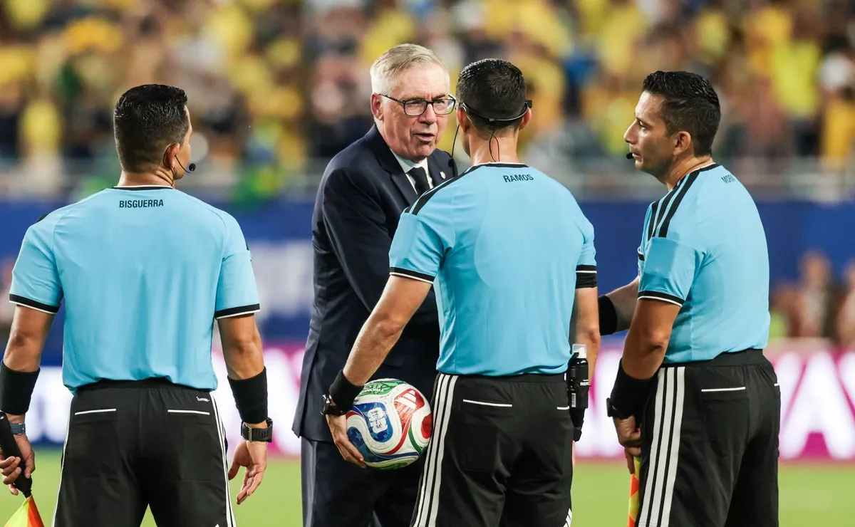 Vídeo vaza: Ancelotti ‘explode’ com juiz e pode ligar alerta na Fifa
