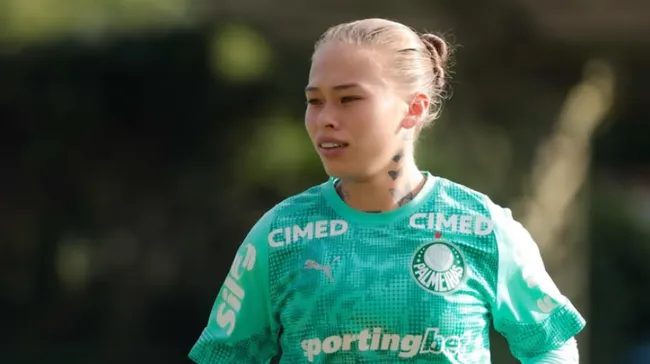 Lateral-direita Ana Guzmán em treinamento com o Palmeiras