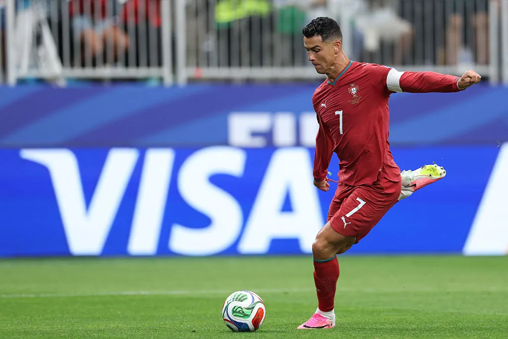 Cristiano Ronaldo marcou dois gols na vitória sobre o Uzbequistão. Foto: Michael Steele/Getty Images