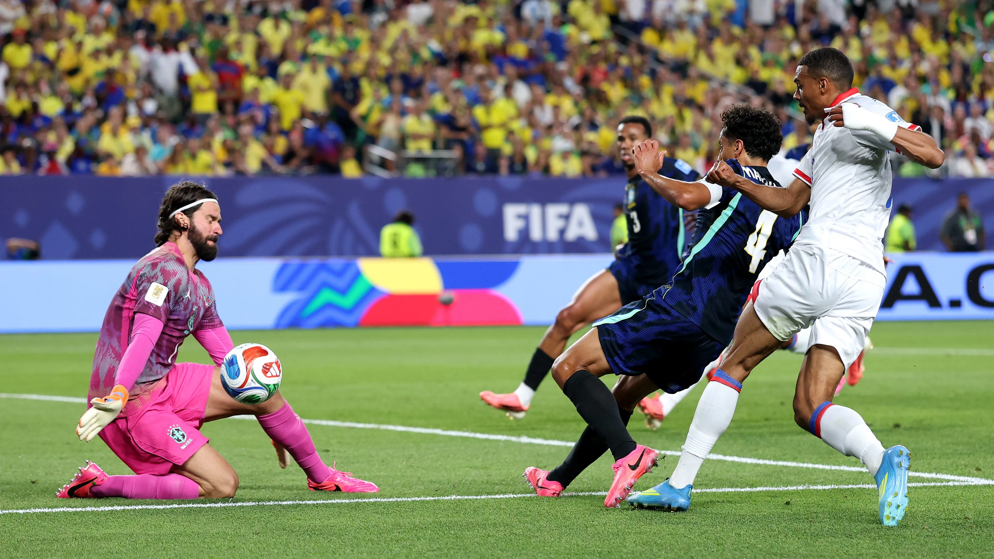 Alisson contra o Haiti. (Photo by Dan Mullan/Getty Images)