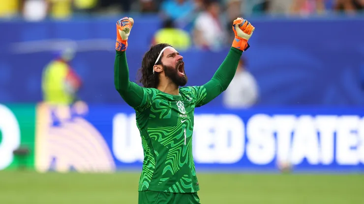 Alisson contra a Escócia. (Photo by Robert Cianflone/Getty Images)