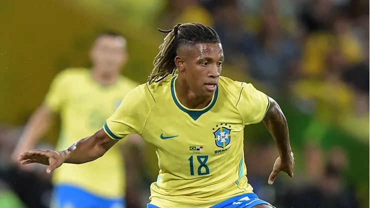 Danilo em campo com a camisa do Brasil.