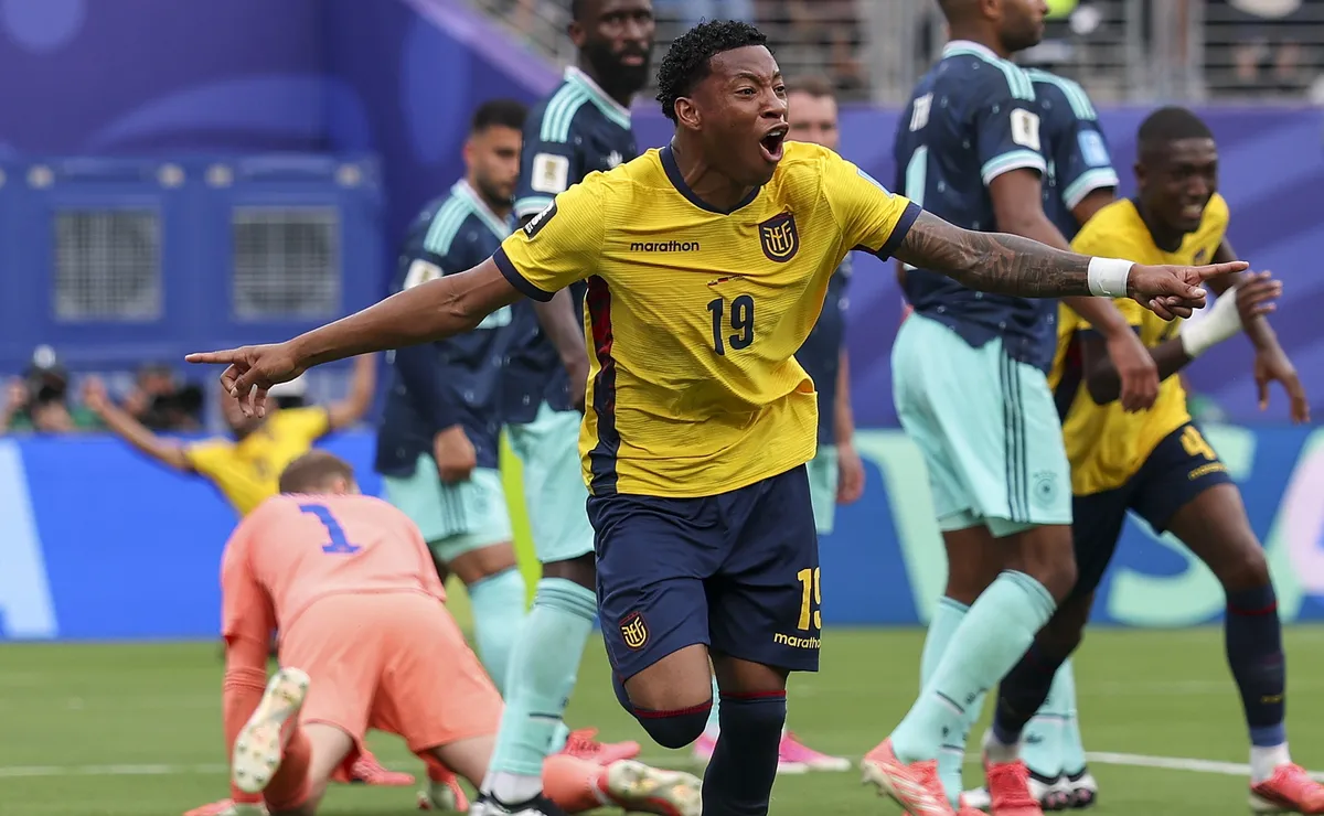 Gonzalo Plata, do Flamengo, se torna herói nacional ao marcar gol da classificação do Equador na Copa do Mundo