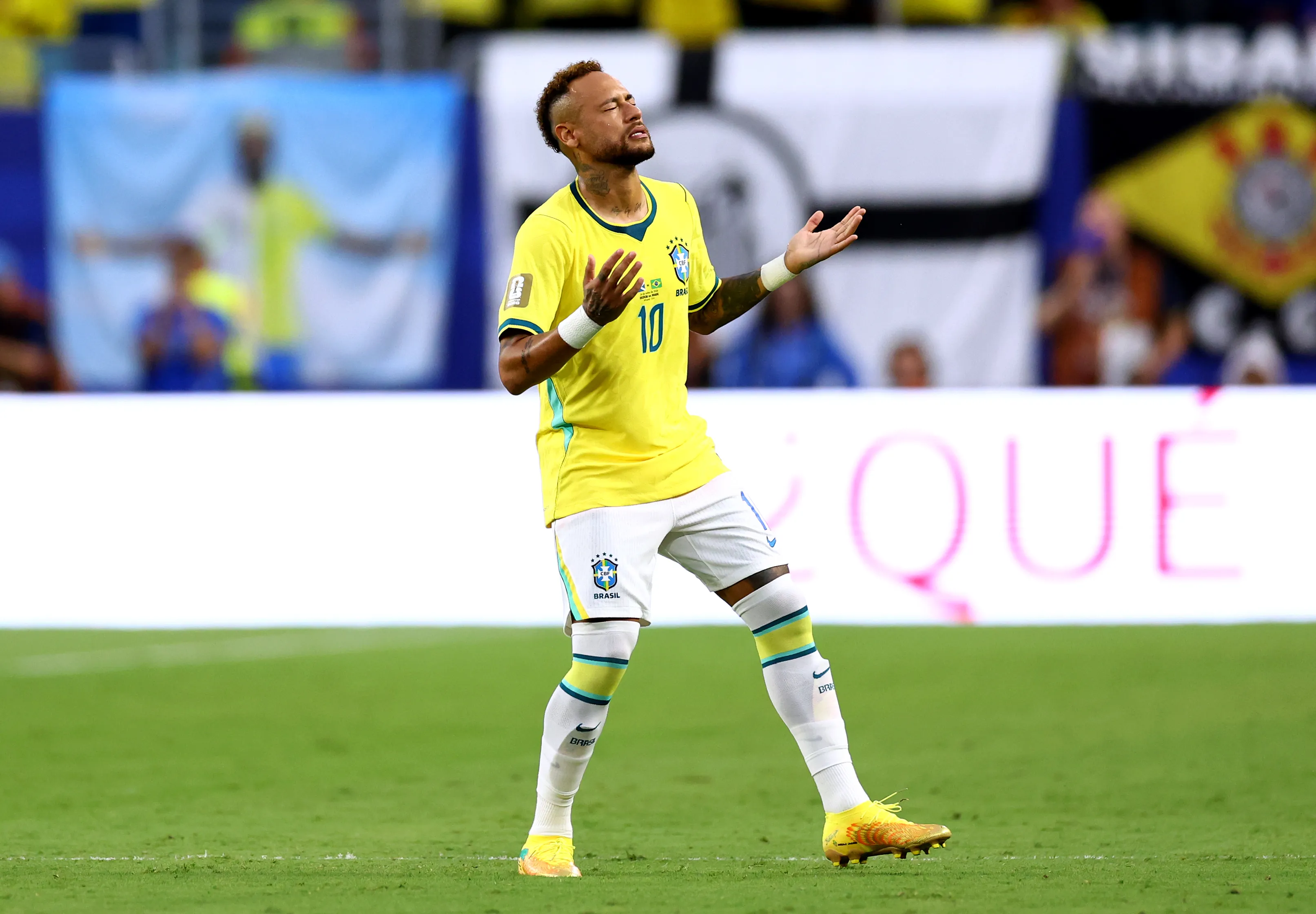 Foto: Megan Briggs/Getty Images – Neymar em ação no jogo contra a Escócia.