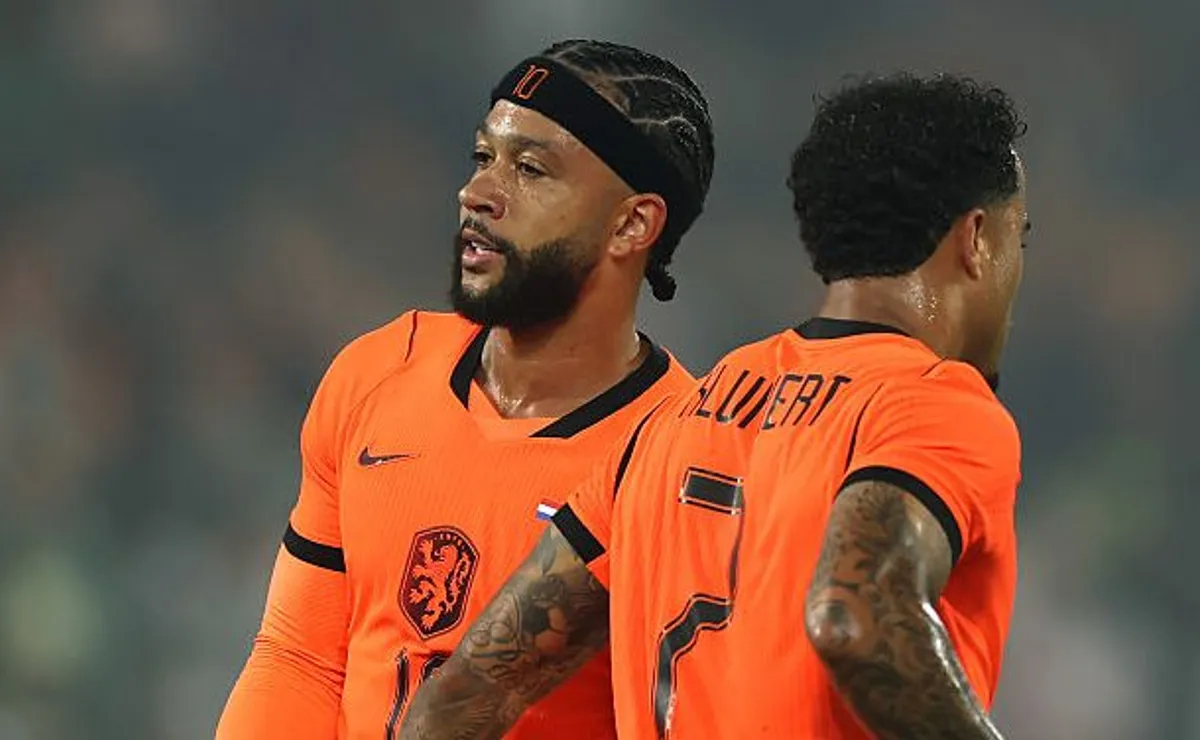 Memphis tem poucos minutos em Holanda x Tunísia e quase marca um golaço de bicicleta