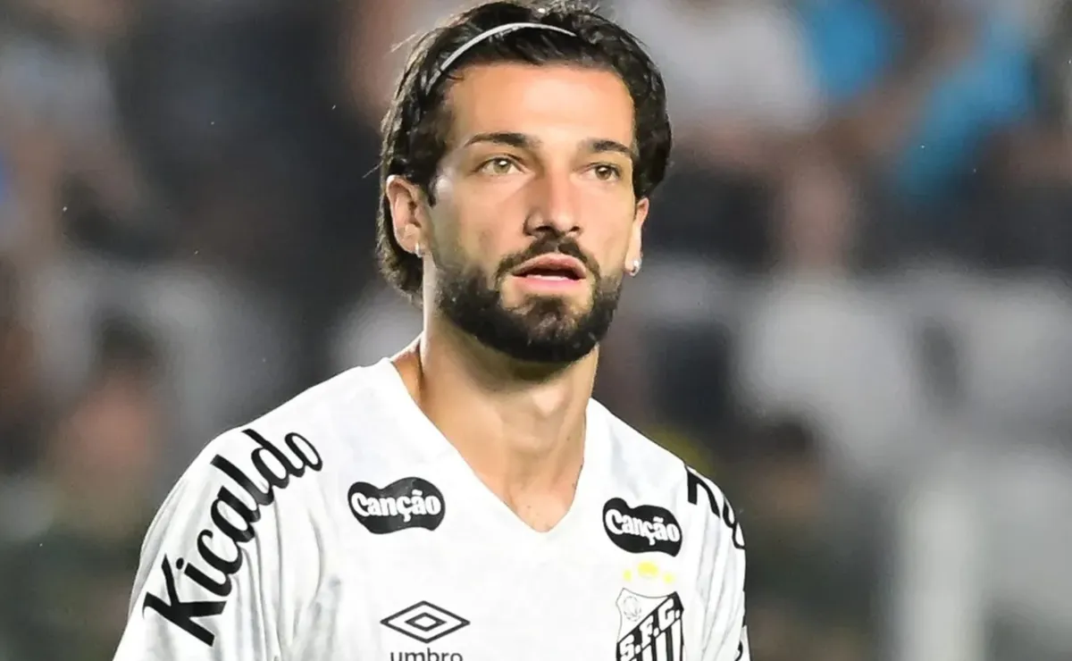 Cuca não deseja negociar Lautaro Díaz enquanto o Santos não contratar outro atacante