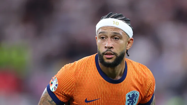 Depay em campo pela seleção holandesa.