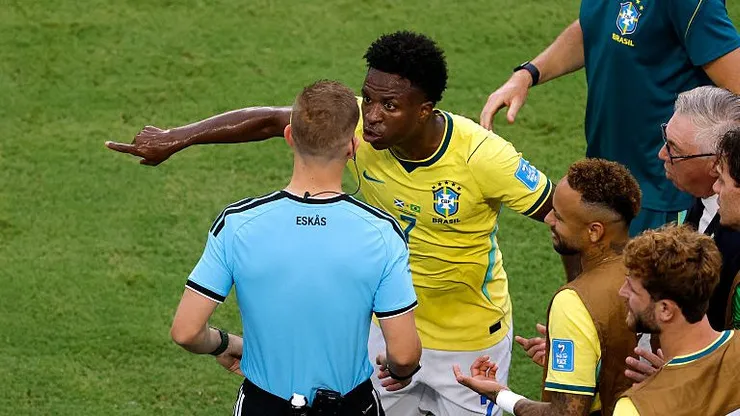 Vini reclama com arbitragem em Brasil x Escócia. Foto: Michael Reaves/Getty Images