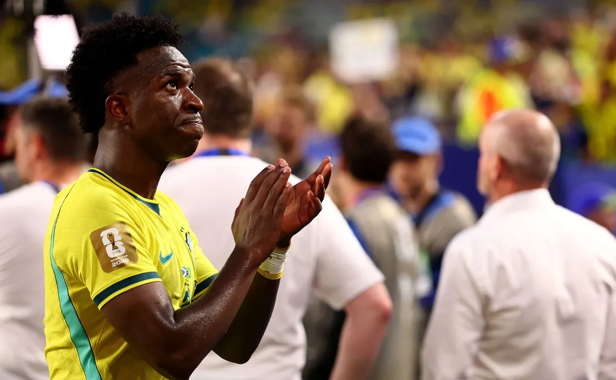 Vini Jr. lidera Brasil, mas ainda persegue Messi e Mbappé em ranking da Fifa; veja comparação