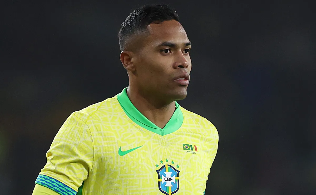 Alex Sandro recebe sondagens na Copa, mas segue no Flamengo após acordo fechado