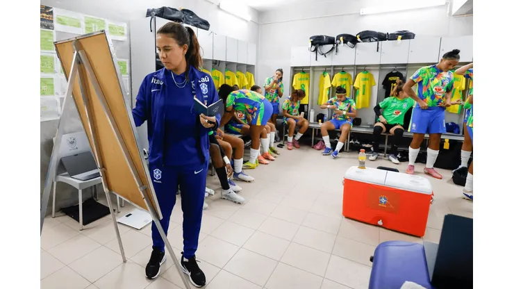 Camilla Orlando comandando a Seleção Sub-20. Foto: Luciana Vermell/CBF