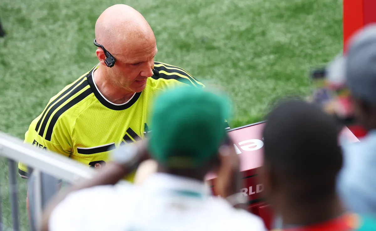 ‘À la brasileira’? Árbitro inglês demora além da conta no VAR para expulsar iraquiano contra Senegal