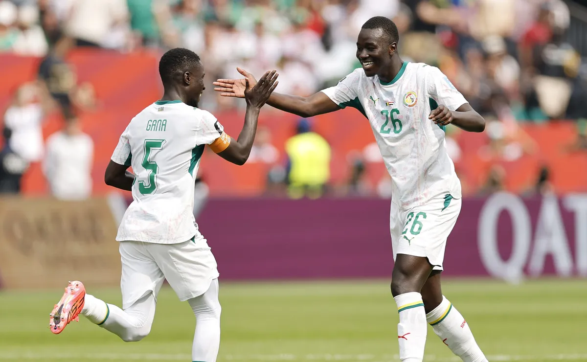 Senegal vence primeira na Copa do Mundo, convence seus torcedores, e torce por vaga no mata mata
