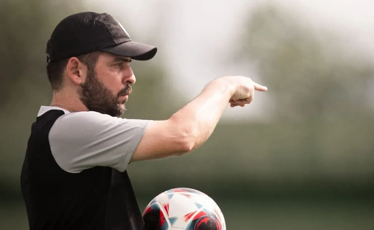 Rubens Franco exalta campanha invicta do Vasco e reforça objetivo de recolocar clube na Série A1