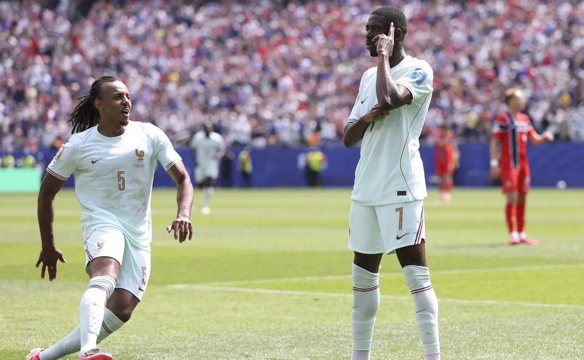 Dembélé marca segundo hat-trick mais rápido da história das Copas contra a Noruega