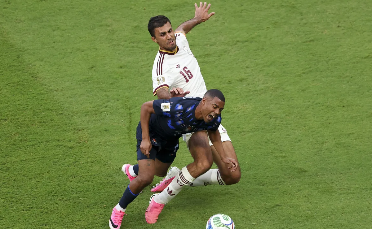 Varela se destaca e De la Cruz é ‘tímido’ em eliminação do Uruguai na Copa do Mundo